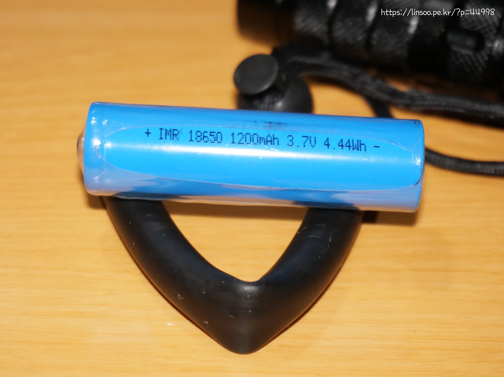 동봉된 18650 배터리는 1200mAh 라고 써 있음