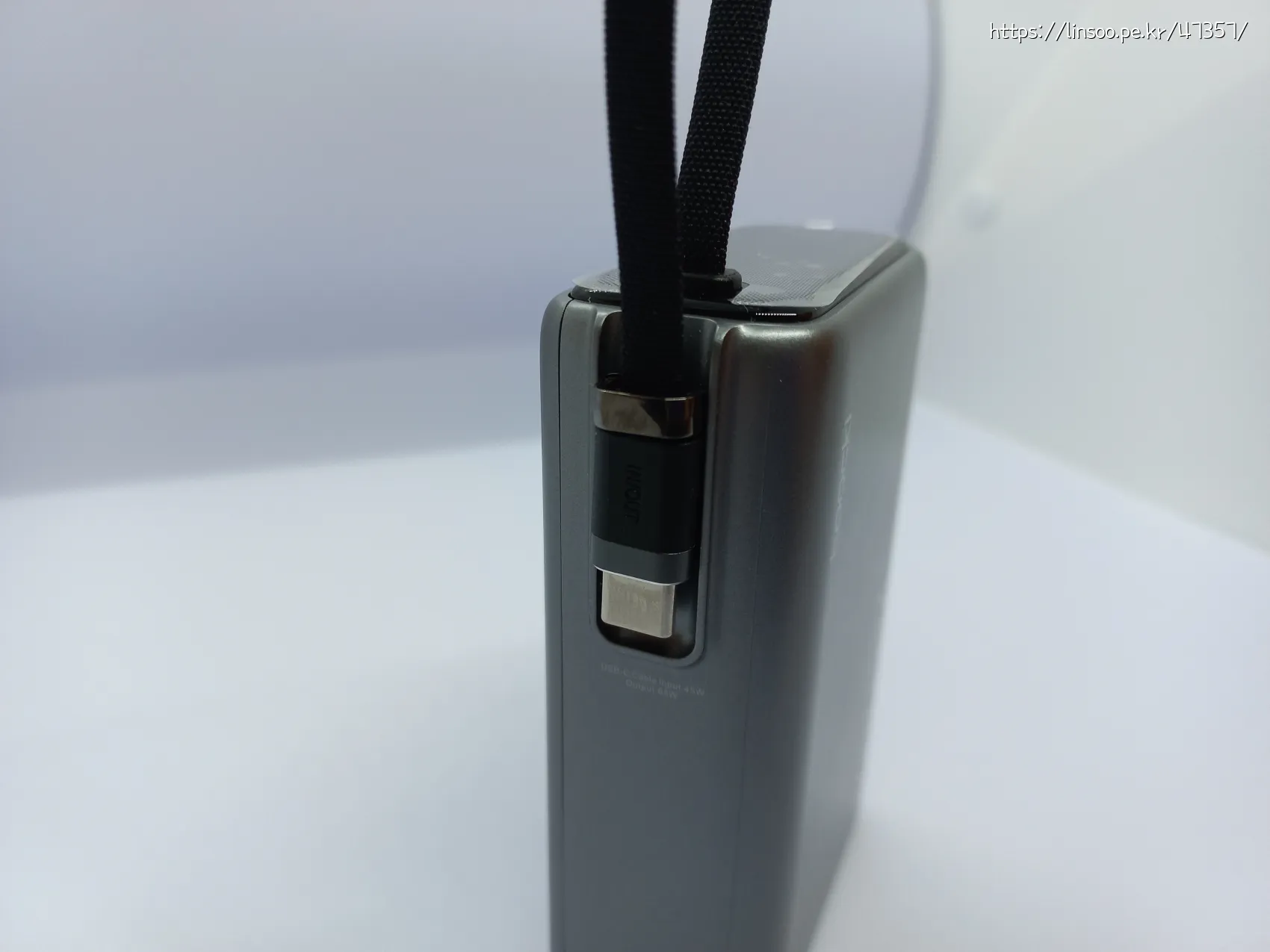 스트랩으로 되어 있는 usb-c 케이블